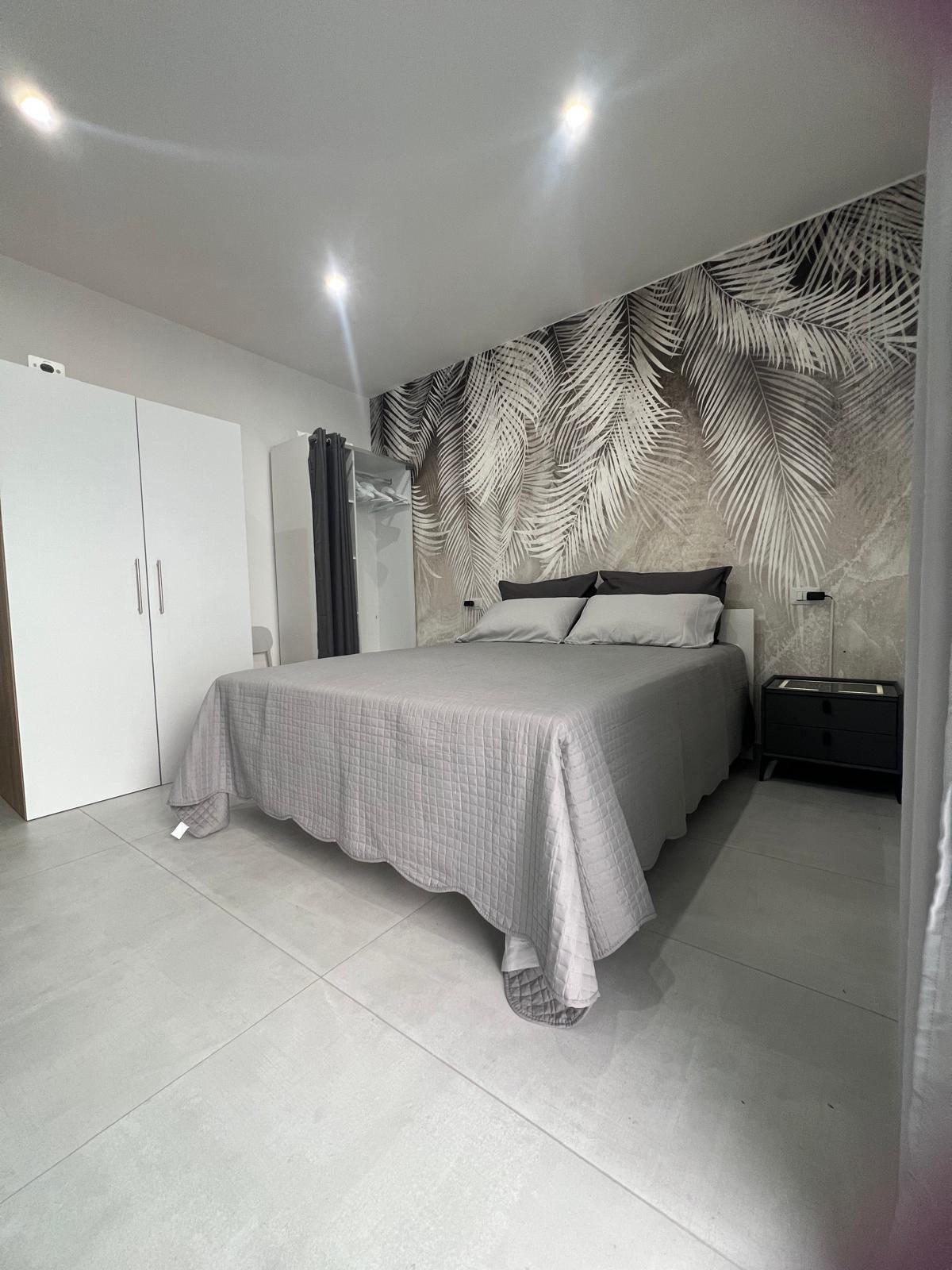 Comodino con ricarica wireless e porte USB
